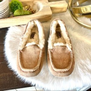 UGG Ansley 3312 Women's Suede Moccasin Slipper Driving Shoes Sz US 7 Beige Tan.